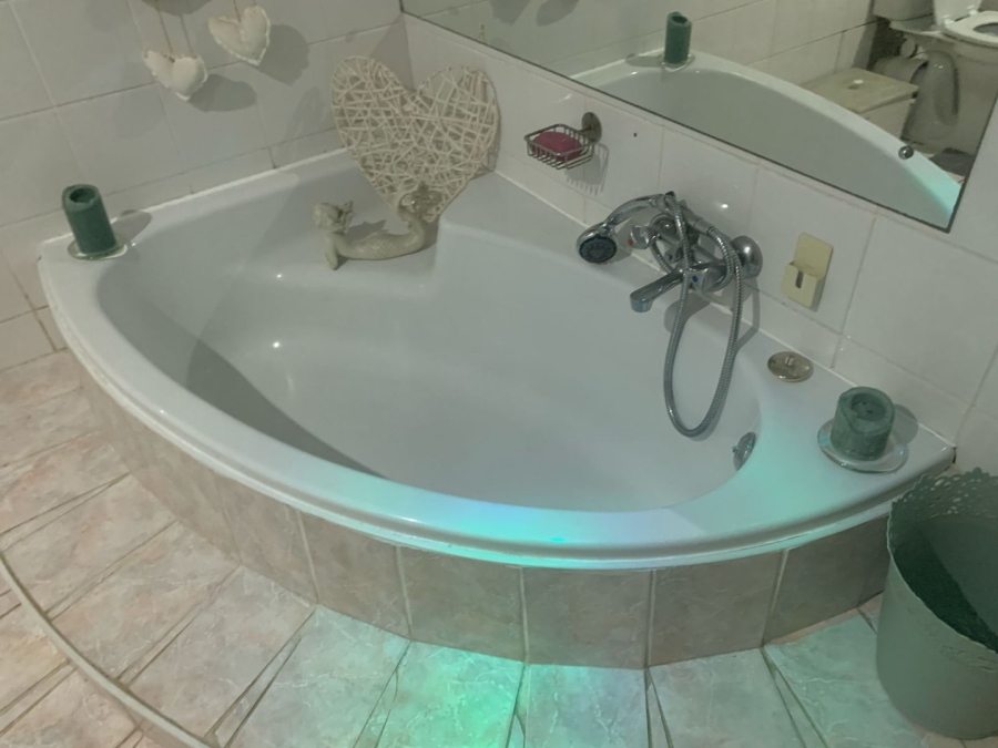 4 Bedroom Property for Sale in Fraaiuitsig Western Cape